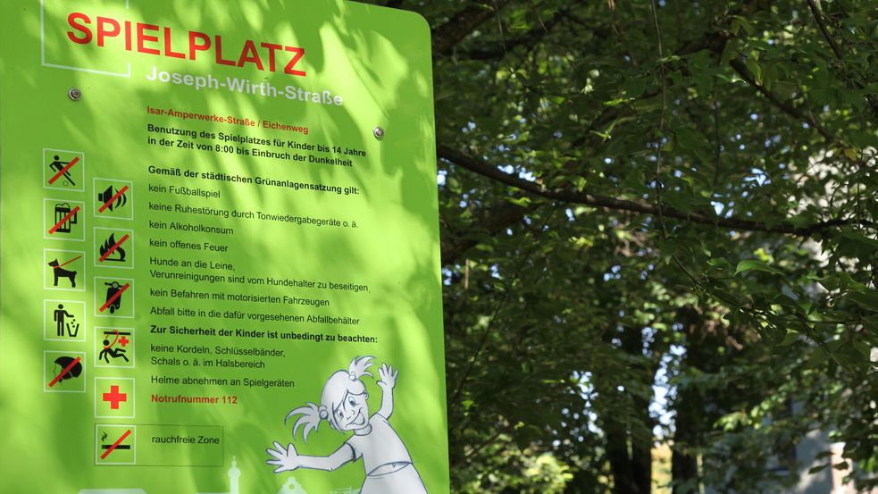 Schild mit Spielplatzregeln