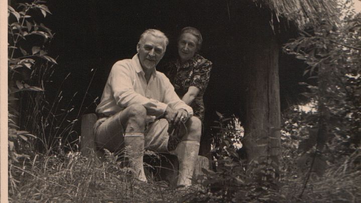 Früher_Clary von Ruckteschell-Truëb und Walter von Ruckteschell vor dem Teehaus Früher_Clary Ruckteschell-Truëb und Walter von Ruckteschell vor dem Teehaus