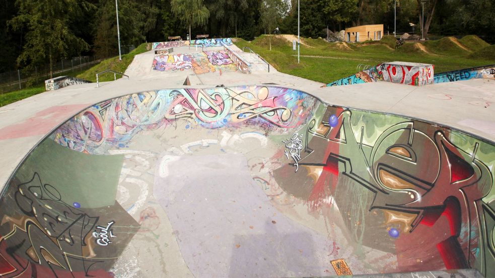 Skaterpark mit Graffitis auf den Skaterrampen