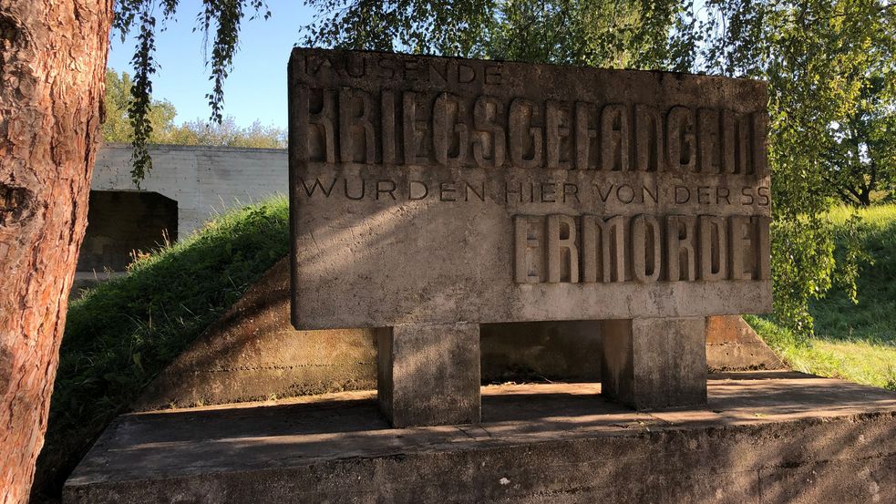Mahnmal am ehemaligen SS-Schießplatz in Hebertshausen, Inschrift „Tausende Kriegsgefangene wurden hier von der SS ermordet“