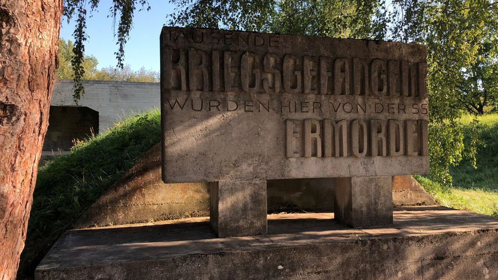 Photo of the memorial "former SS-shooting range Hebertshausen", inscription „ Thousands of prisoners of war were murdered here by the SS ", photo: City of Dachau