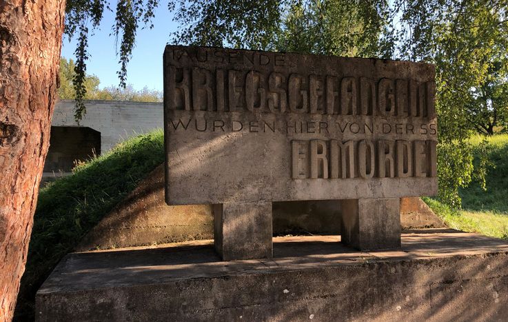 Mahnmal am ehemaligen SS-Schießplatz in Hebertshausen, Inschrift „Tausende Kriegsgefangene wurden hier von der SS ermordet“