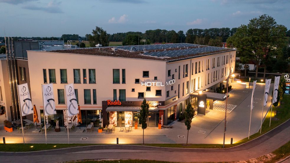 Hotel Modi in Dachau bei Nacht von oben fotografiert