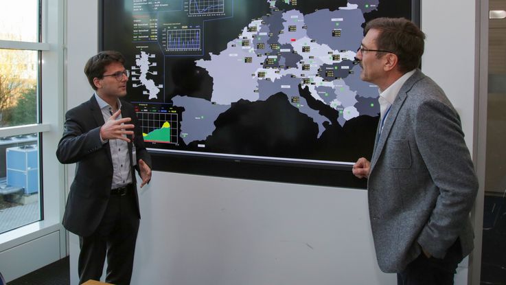 Foto mit dem städtischen WirtschaOberbürgermeister Hartmann und Standortleiter von TenneT Robert Fuchs
