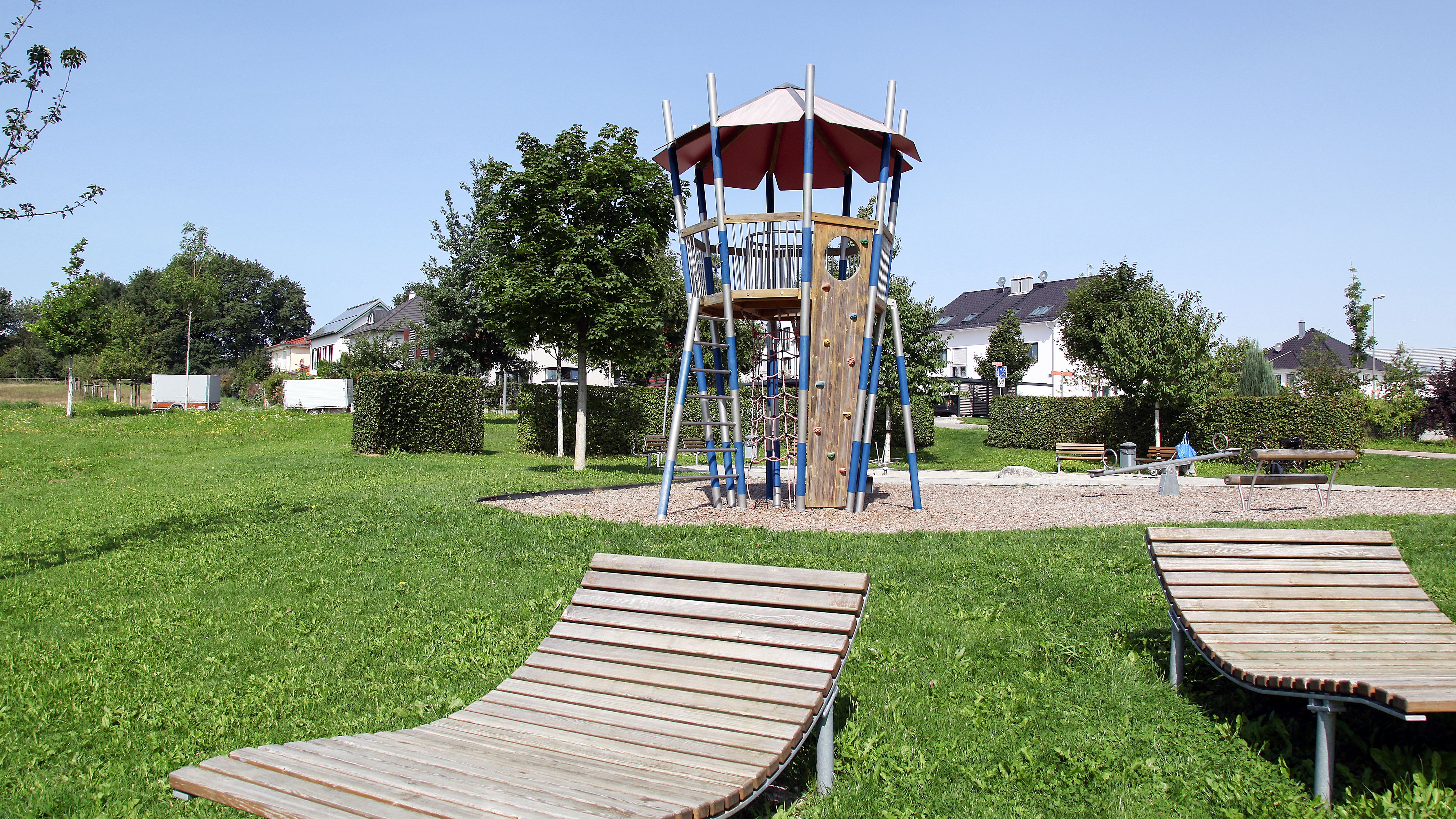 Liegen und Mikado-Turm am Spielplatz Udldinger Weiher Süd