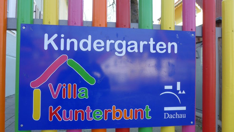 Buntes Gartentor mit Schild: Kindergarten Villa Kunterbunt