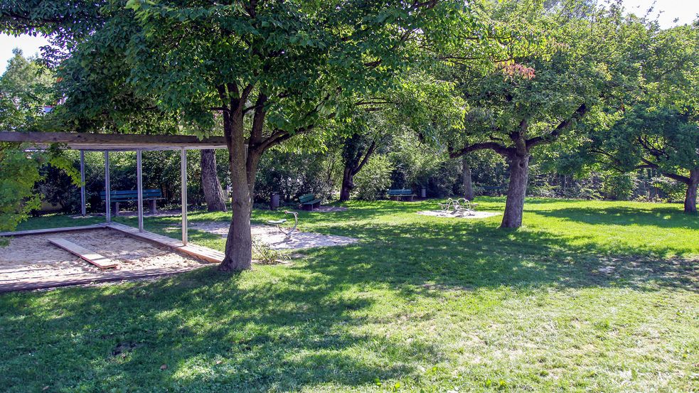 Pergola und Wiese mit Bäumen