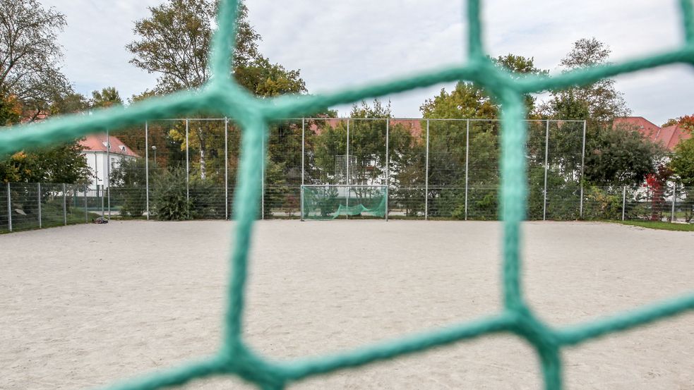 Blick durch ein Tornetz auf das Spielfeld und gegenüberliegendes Tor 