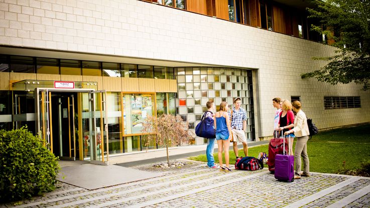 Außenansicht des Eingangs zum Max-Mannheimer-Studienzentrum und internationales Jugendgästehaus