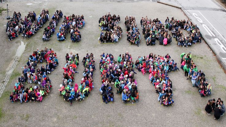 Schüler bilden Schriftzug "Wir sind bunt"