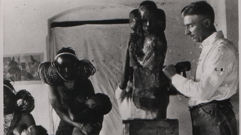 Archivbild in schwarz weiß: Walter von Ruckteschell mit Skulptur Rote Mutter