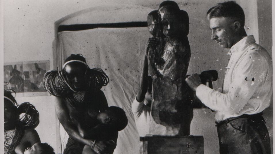 Früher_Walter von Ruckteschell mit Skulptur Rote Mutter Archivbild in schwarz weiß: Walter von Ruckteschell mit Skulptur Rote Mutter