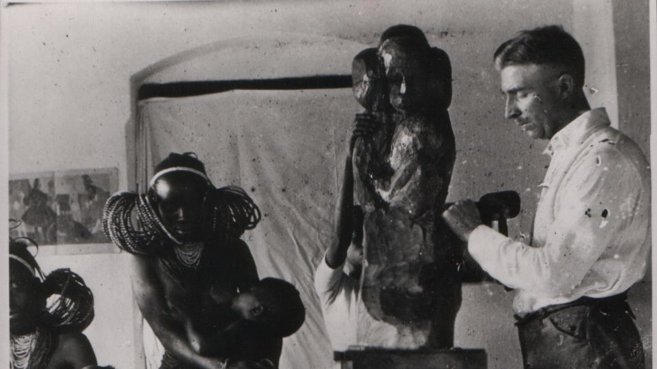 Archivbild in schwarz weiß: Walter von Ruckteschell mit Skulptur Rote Mutter