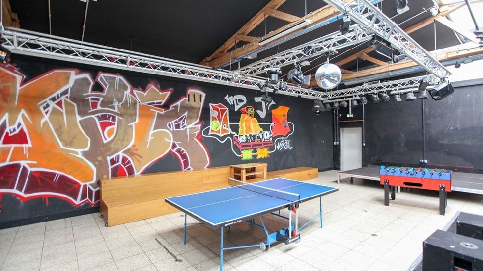 Disco-Raum mit Graffiti-Wand, Tischkicker und Tischtennisplatte