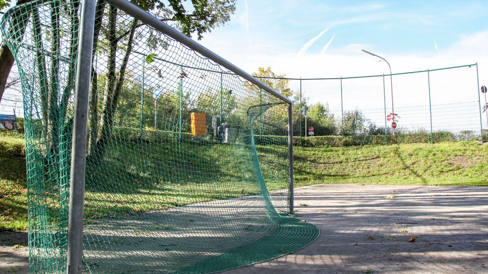 Tor mit grünem Gitternetz auf Bolzplatz