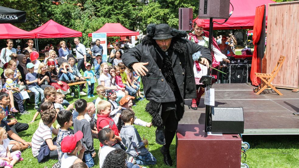 Theaterspieler als Wolf verkleidet läuft durchs Publikum