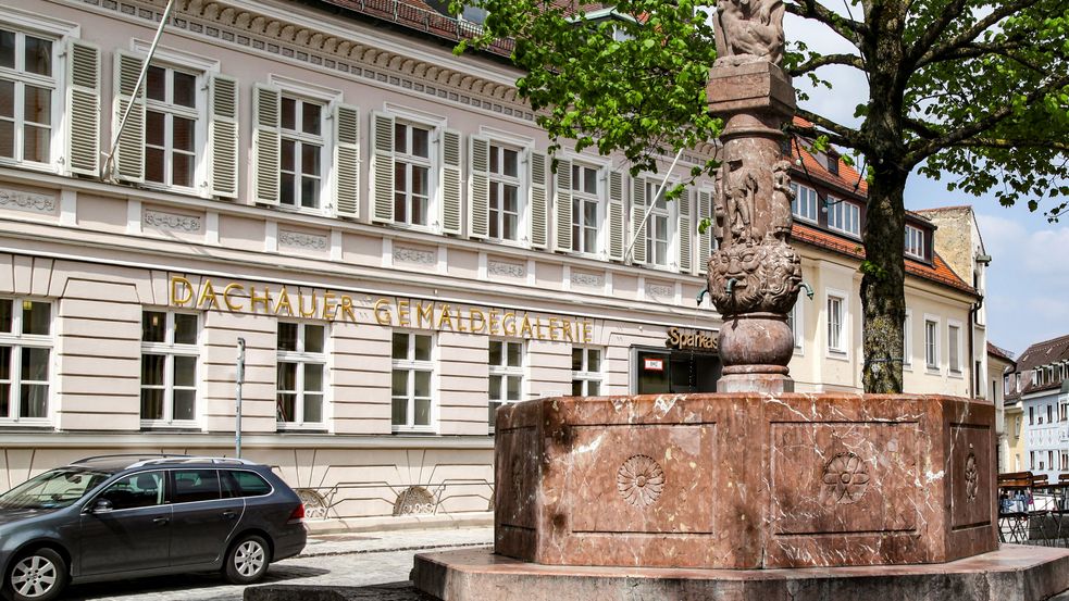 Photo of Dachau Paintings Gallery with Taschner fountain in front. Photo: City of Dachau