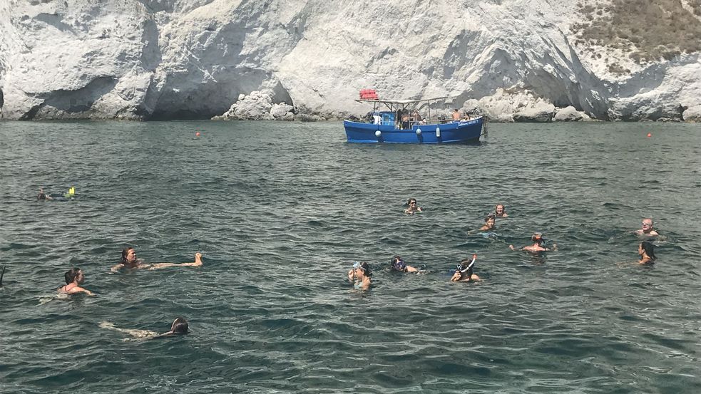 Menschen im Meer bei Schwimmen und Schnorcheln