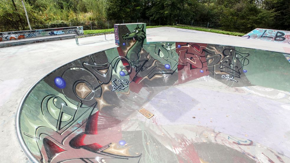 Teil des Skaterparks mit Drachengraffiti