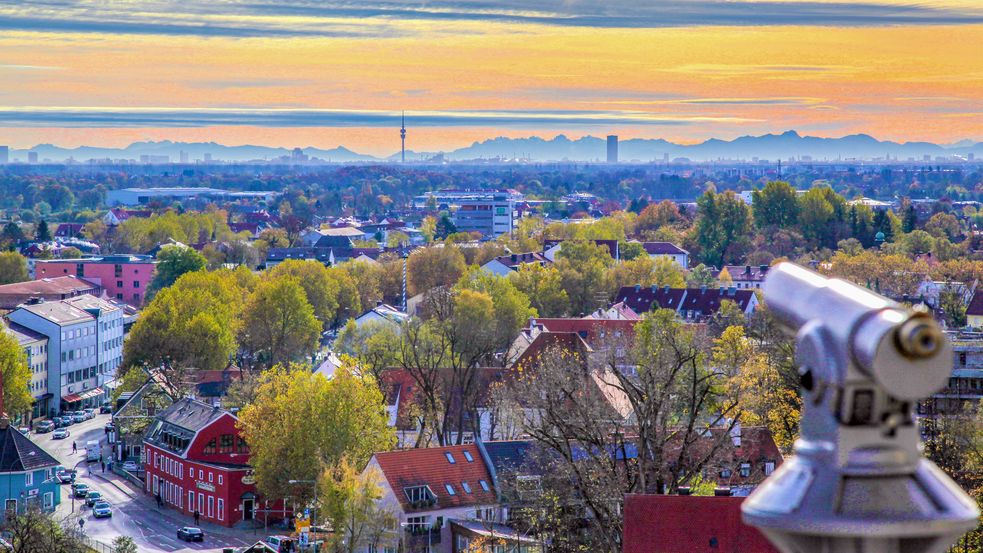 Photo of view from Dachau Palace during "Föhn" wind. Telescope on the right and colourful houses down below. Dramatically coloured sky on the horizon. Photo: City of Dachau