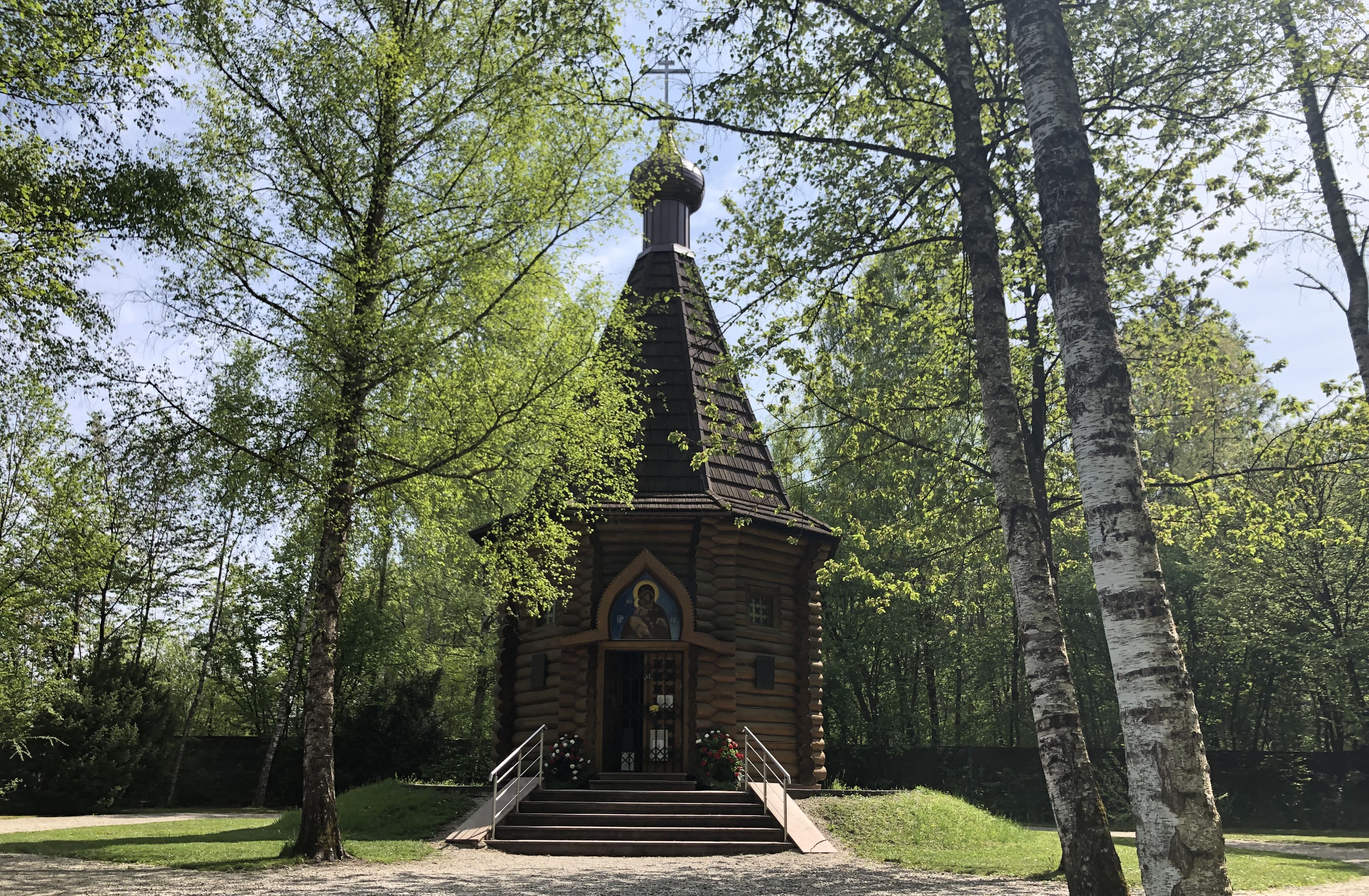 Fotografie der Christi-Auferstehungs-Gedächtniskapelle auf dem Gelände der KZ-Gedenkstätte in Dachau.