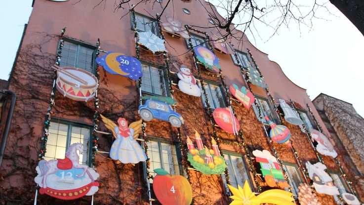 Foto des Adventskalenders an der Rathausfassade auf dem Dachauer Christkindlmarkt. Foto: Stadt Dachau