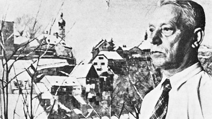 Karl Schröder-Tapiau, Künstler in der Künstlerkolonie Dachau. Fotografie schwarz weiß mit Dachauer Stadtansicht im Hintergrund