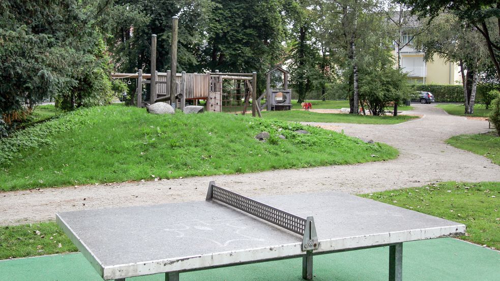 Tischtennisplatte neben dem Spielplatz