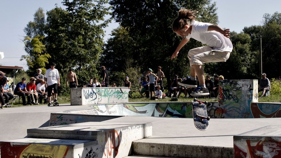 Jugendliche Skater beim Skatecontest