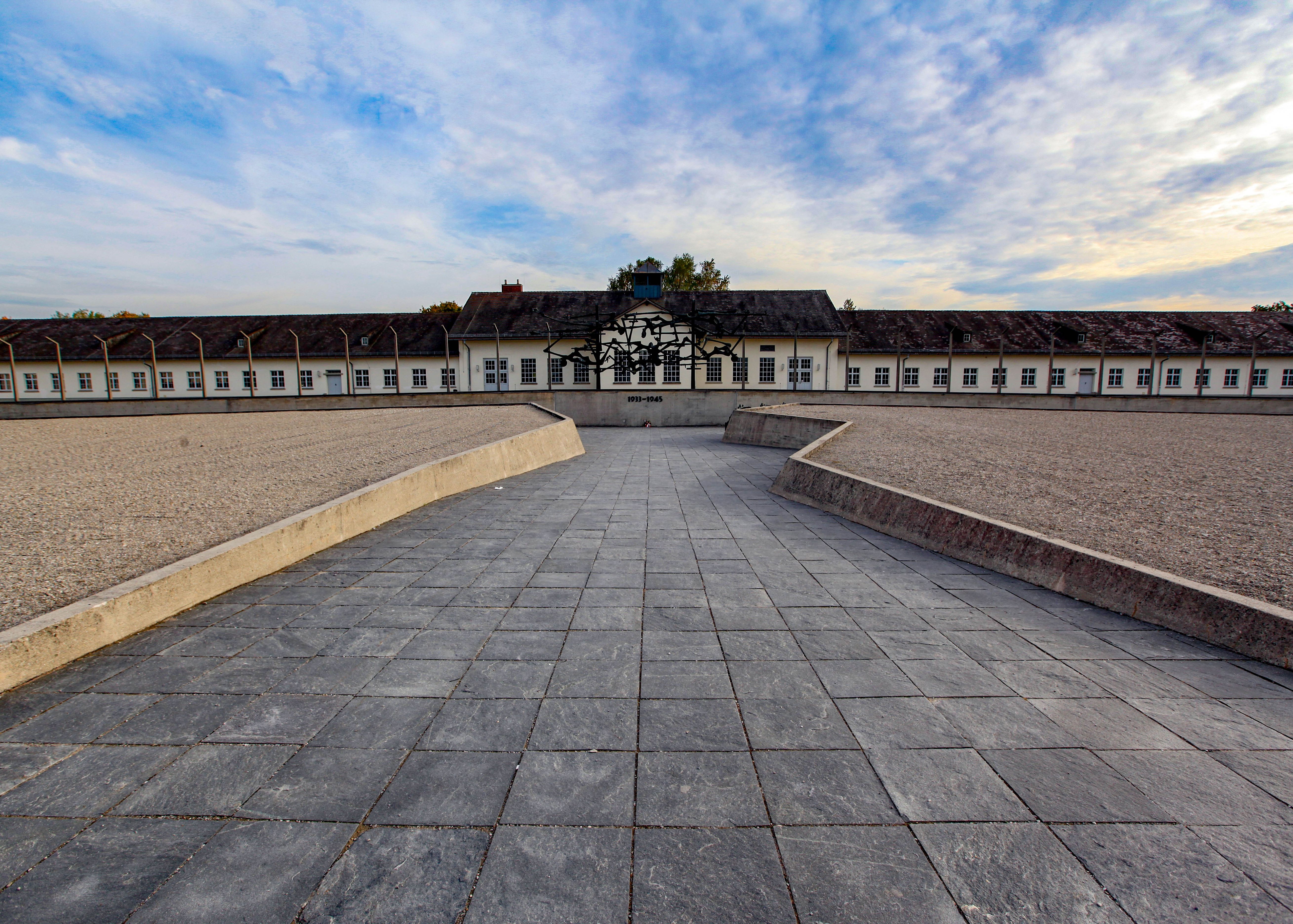 KZ-Gedenkstätte Dachau, Blick auf Gebäudekomplex und Internationales Mahnmal