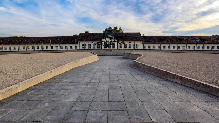 KZ-Gedenkstätte Dachau, Blick auf Gebäudekomplex und Internationales Mahnmal