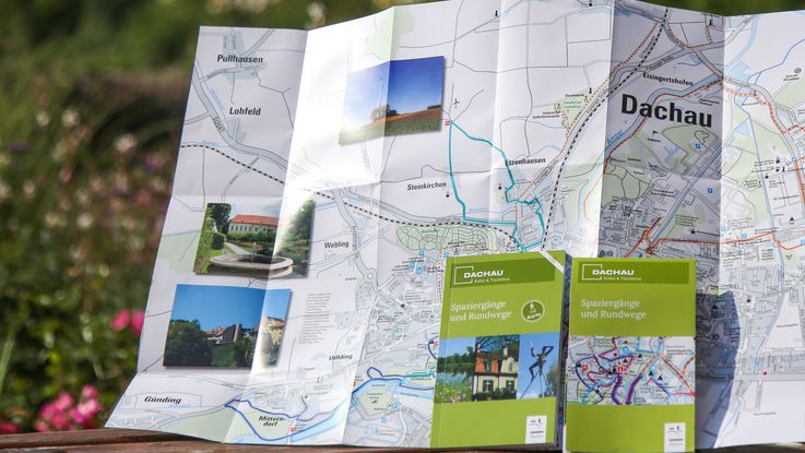 Wanderbüchlein Stadt Dachau mit Karte, im Hintergrund das Schloss