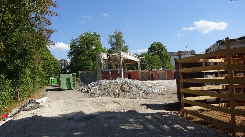 Teil der abgerissenen Sporthalle, Schutt und grüner Container