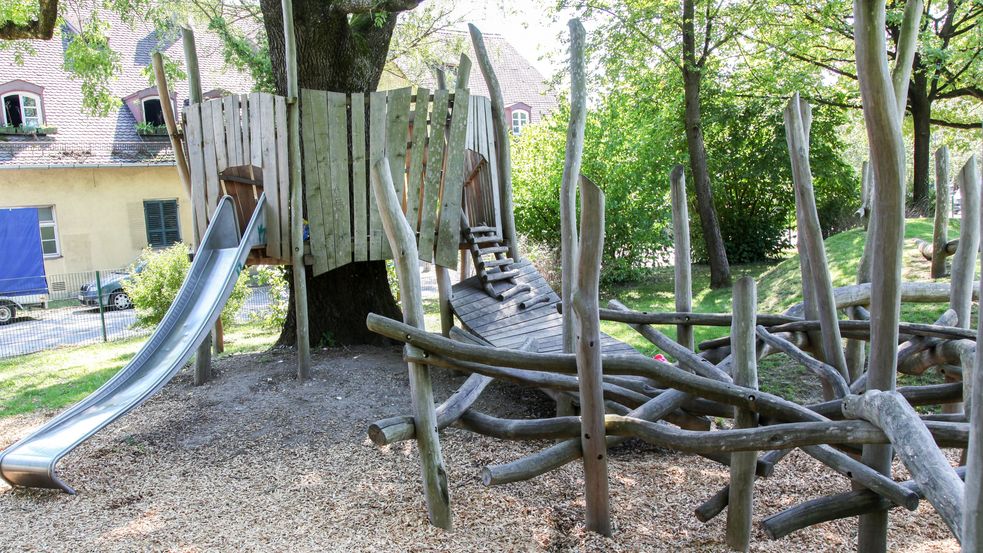 Baumhaus mit Rutsche neben Kletterschlucht