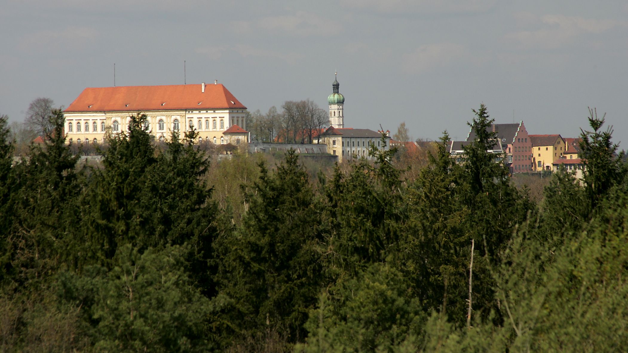 Fotografie Dachauer Schloss vom Aussichtspunkt im Naherholungsgebiet "Schinderkreppe" in Dachau Süd