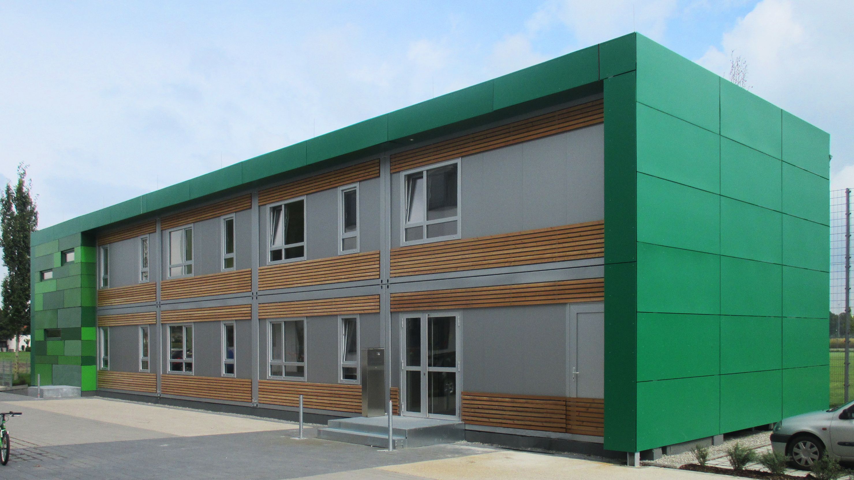 2-stöckiges Gebäude mit grünen Seitenwänden