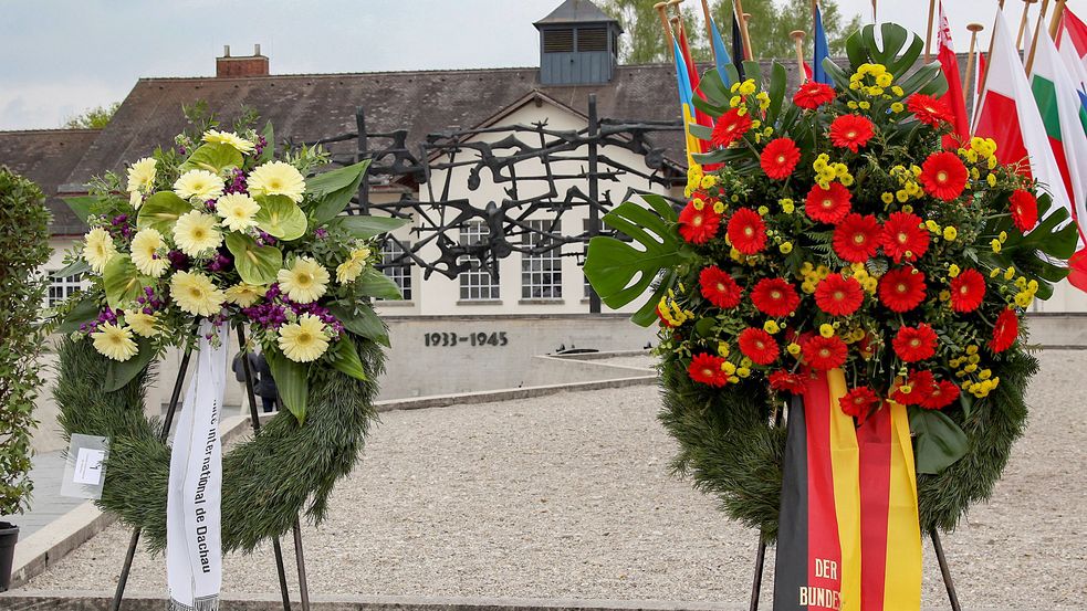 Zwei Blumenkränze vor dem Hauptgebäude