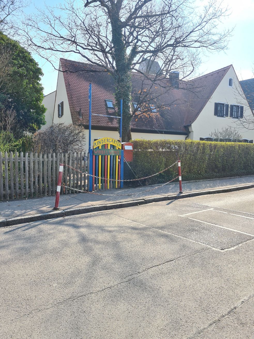Buntes Gartentor, Eingang zum Kindergarten mit Absperrung zur Straße hin