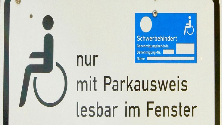 Verkehrsschild für Behinderte "Parken nur mit Parkausweis"