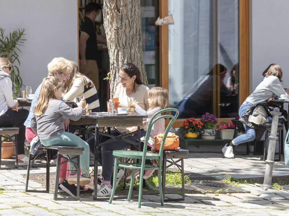 Familie in Café in Dachauer Altstadt