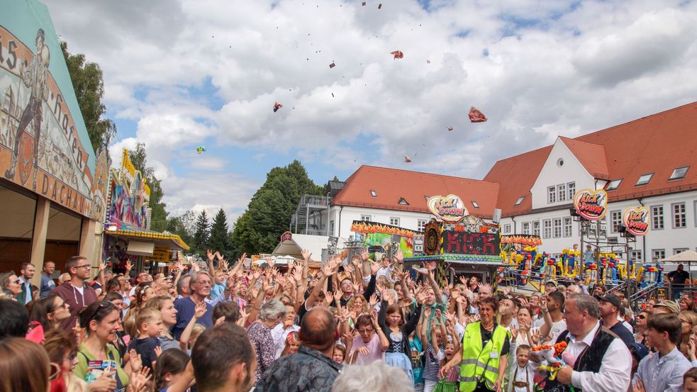 Children's afternoon at the Dachau country fair (Dachauer Volksfest): sweets are being tossed in the air. Photo: City of Dachau