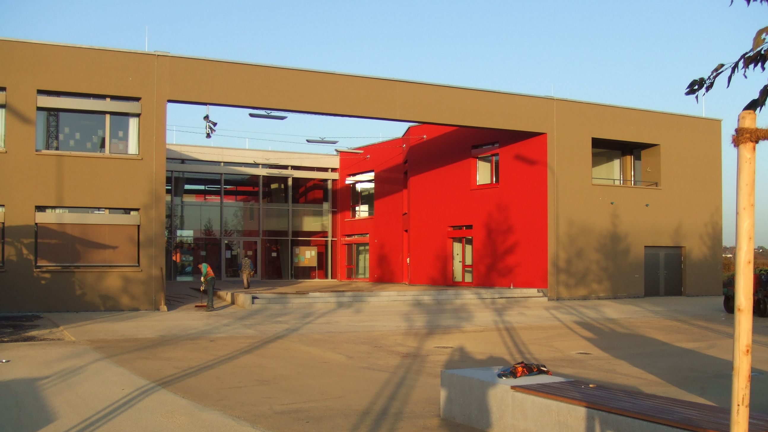 Schulgebäude mit rotem Eingang