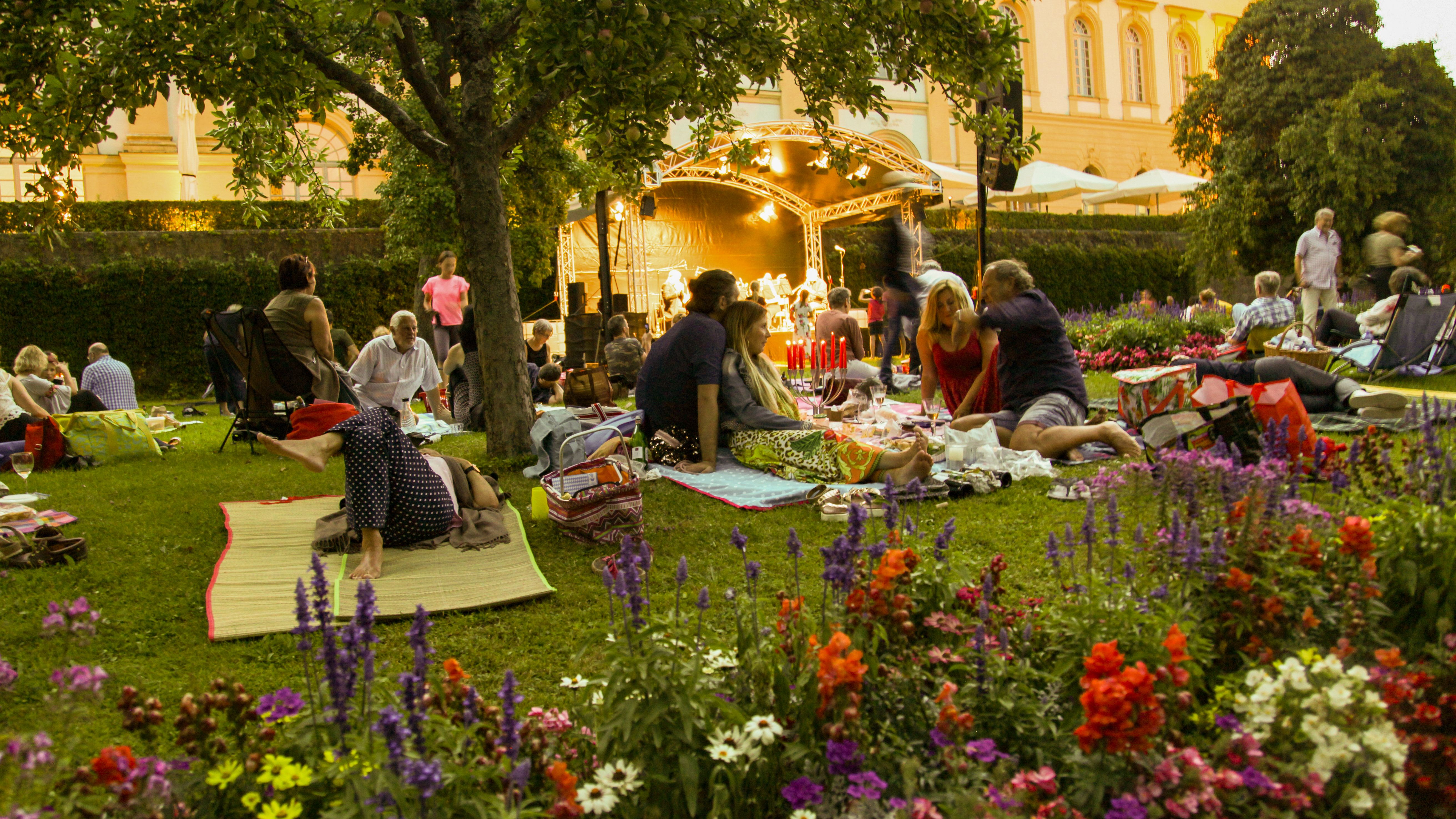 Photo of a Baroque Picnic during the Dachau Summer of Music in the palace garden. Photo: City of Dachau