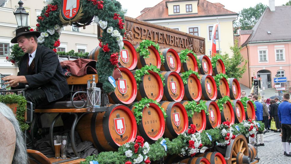 Photo of opening parade at Dachau country fair (Dachauer Volksfest) with historic beer wagon.