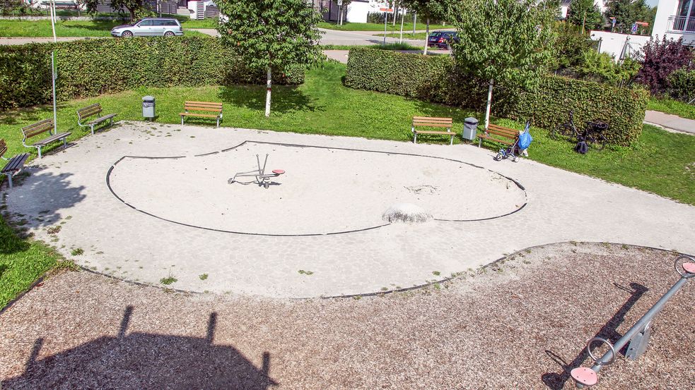 Blick vom Mikadoturm auf den Sandspielbereich mit Bänken daneben