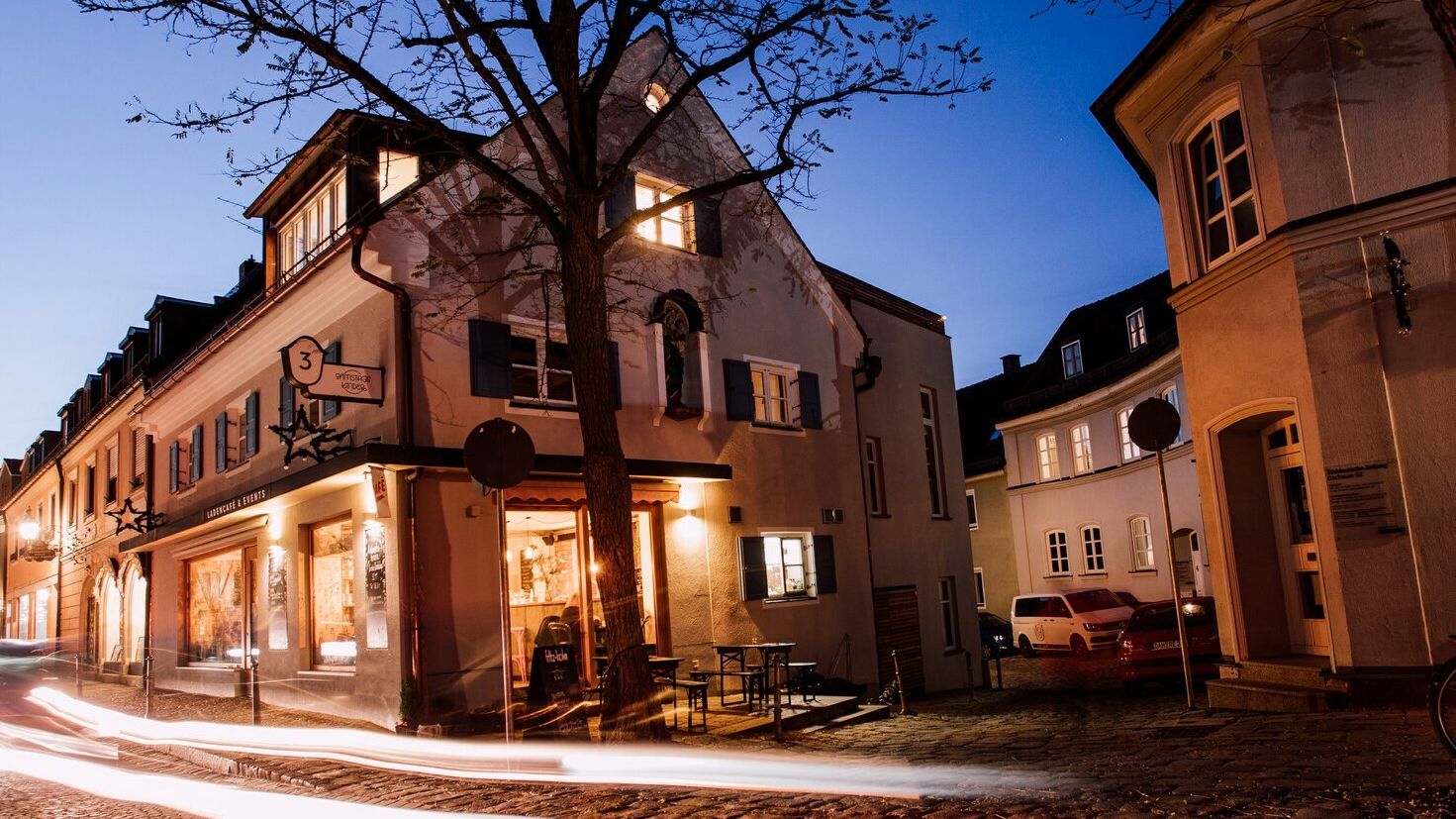 Café in der Dachauer Altstadt zur Adventszeit