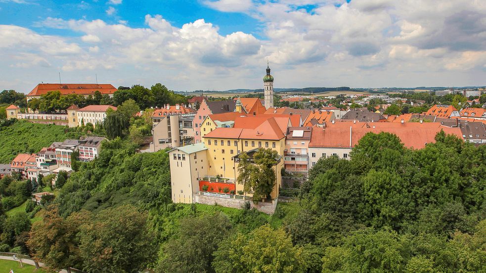 Luftaufnahme der Stadt Dachau umgeben von Bäumen