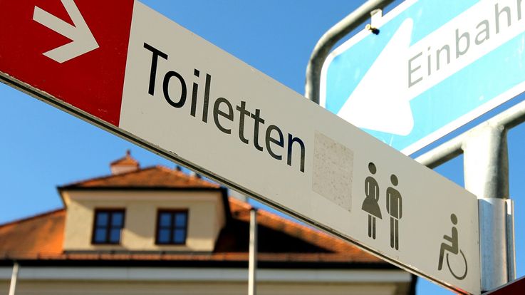 Beschilderung zu "Öffentliche Toiletten" in Dachau