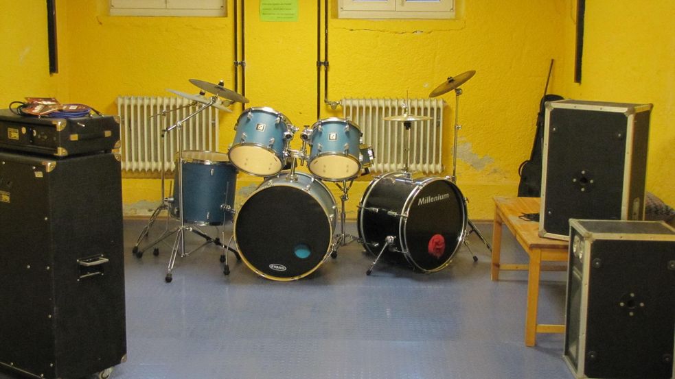 Schlagzeug in Raum mit gelben Wänden
