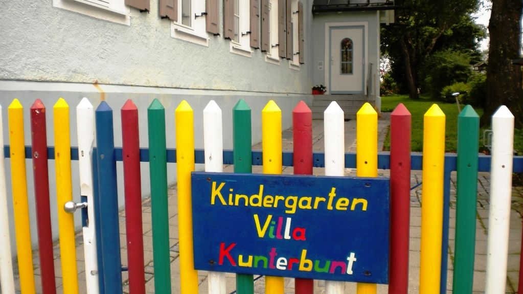 Buntes Gartentor mit Schild Kindergarten Villa Kunterbunt